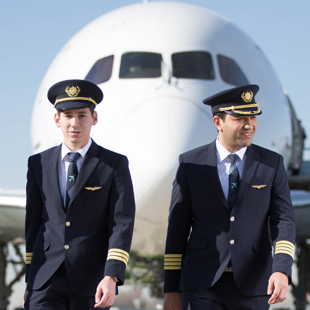 Oshxonada yalangoch qizlar